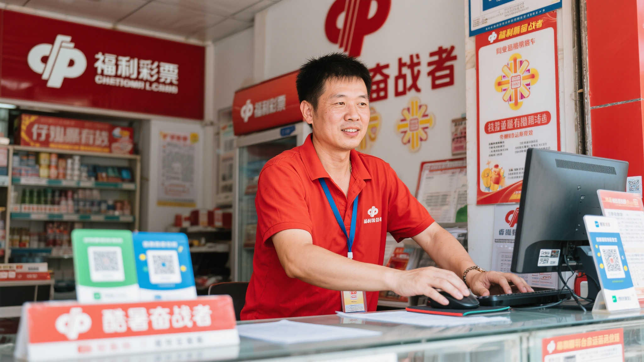 盛夏时节，高温天气考验着各行各业的工作环